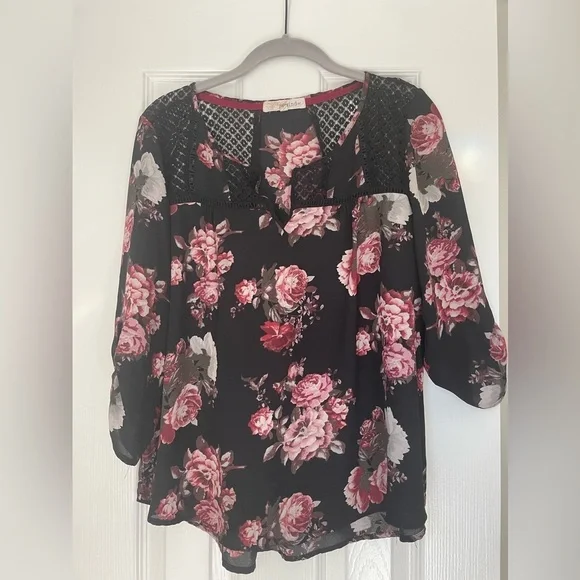 Rewind 3/4 sleeve blouse. Size medium. Rose patterned - Picture 1 of 4